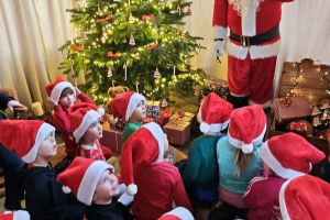 Przedszkolaki podczas spotkania z Mikołajem