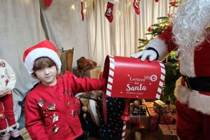 Przedszkolaki wrzucają list do skrzynki