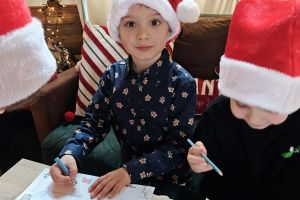 Dzieci piszą lis do Świętego Mikołaja