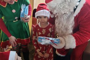 Przedszkolaki na pamiątkowym zdjęciu z Mikołajem