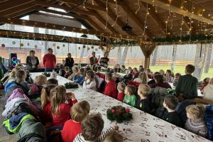 Dzieci podczas warsztatów wykonują bombkę.