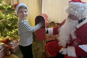 Dziecko wrzuca list do skrzynki