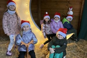 Dzieci podczas zwierzania atrakcji w wiosce Mikołaja