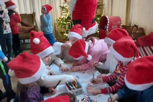 Uczniowie piszą listy do Mikołaja