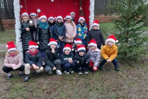 Uczniowie na pamiątkowym zdjęciu na ściance świątecznej