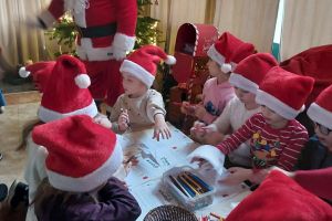 Uczniowie piszą swoje marzenia w liście do Mikołaja.