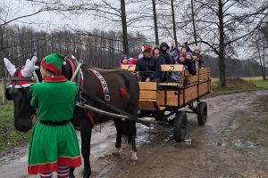 Uczniowie podczas przejażdżki bryczką