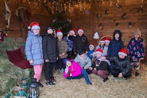 Uczniowie na wspólnym zdjęciu na świątecznej ściance.