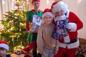 Uczennica na wspólnym zdjęciu z Mikołajem.