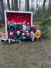 Uczniowie na wspólnym zdjęciu na ściance świątecznej