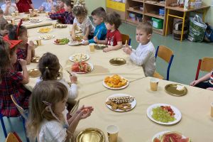 Dzieci jedzą świąteczne potrawy