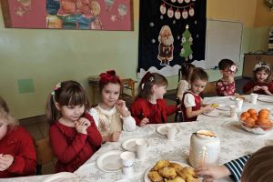 Dzieci świętują za stołem.