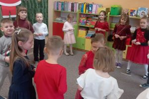 Dzieci składają sobie życzenia.