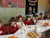 Dzieci zasiadają przy wigilijnym stole.