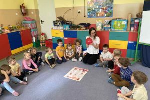 Dzieci uczestniczą w zajęciach.