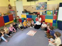 Dzieci uczestniczą w zajęciach o emocjach.