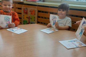 Dzieci kolorują kolorowankę.