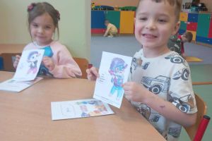 Przedszkolaki wykonują karty pracy.