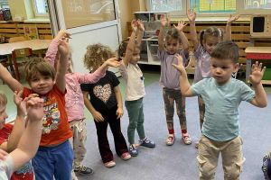 Przedszkolaki naśladują emocję.