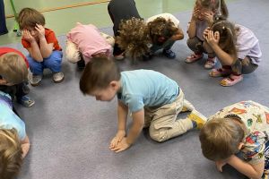 Dzieci odgrywają scenki.