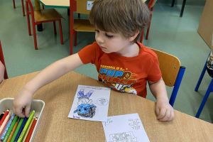 Dziecko koloruje obrazek.