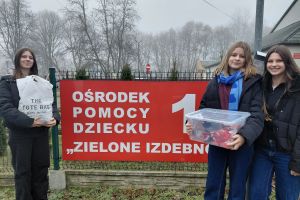 Uczennice odwiedziły Ośrodek Pomocy Dzieciom w Izdebnie.