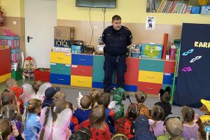 Pan Policjant omawia zasady bezpieczeństwa w czasie ferii zimowych.