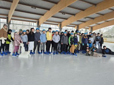 Uczniowie na lodowisku w Garwolinie.