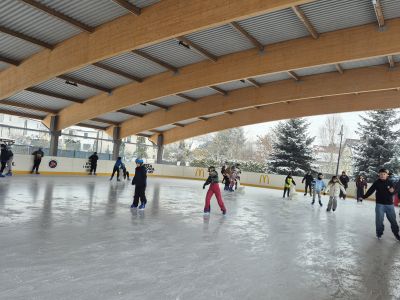 Uczniowie szlifują swoją jazdę na łyżwach.
