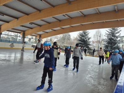 Chłopcy jeżdżą na łyżwach.