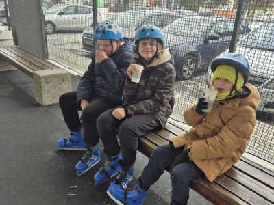 Chłopcy odpoczywają i piją czekoladę.