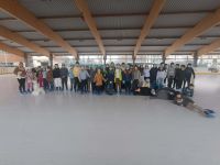 Ucestnicy wyjazdu na lodowisko na wspólnym zdjęciu.