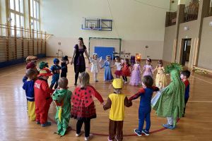 Dzieci tańczą na balu.