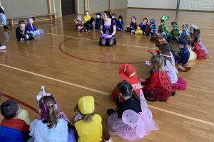 Dzieci bawią się z strojach karnawałowych.