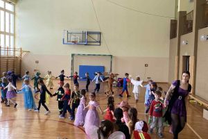 Dzieci tańczą przy muzyce.