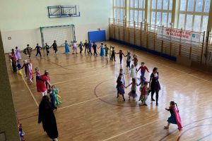 Przedszkolaki bawią się z animatorką podczas balu.