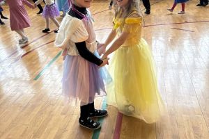 Dziewczynki wspólnie bawią się na balu.