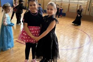 Przedszkolaki tańczą w parach.