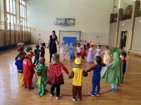 Dzieci bawią się z animatorką.