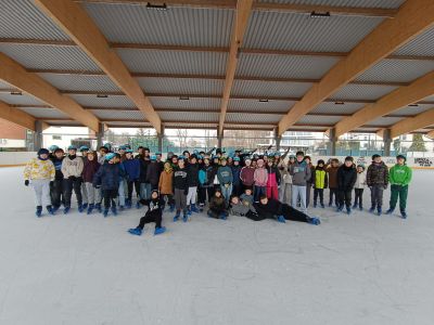 Uczestnicy wyjazdu na lodowisko na wspólnym zdjęciu.