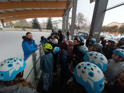 Instruktor wyjaśnia reguły i zawady zachowwania na lodowisku.