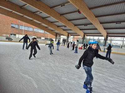 Uczniowie szlifują swoją jazdę na łyżwwach.