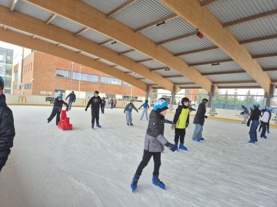 Uczniowie doskonalą jazdę na łyżwach.