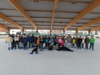 Uczestnicy wyjazdu na lodowisko na wspólnym zdjęciu.