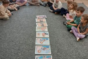 Dzieci układają historyjkę obrazkowową.