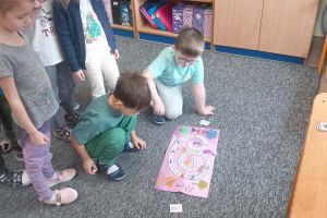 Dzieci realizują zadania projektowe.