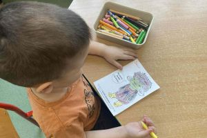 Dziecko koloruje obrazek.