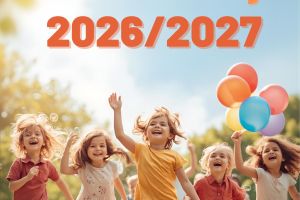 Dzieci biegną z balonami.