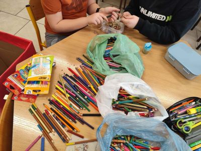 Dzieci segregują i temperują kredki.