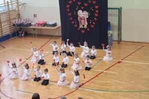 Najmłodsza grupa tańczy z serduszkami.